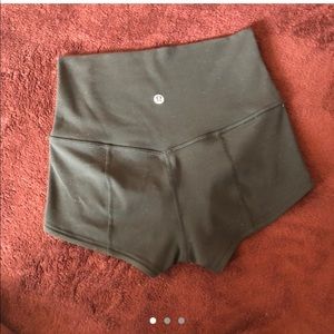 lulu lemon simply bare shorts